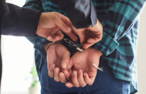 नशा-अवैध शराब माफिया पर पुलिस का बड़ा प्रहार, 10 कुख्यात और 300+ आरोपी एक ही दिन में पकड़े गए