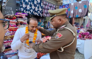 फुटपाथ कब्जा हटाने की अनोखी पहल: एसएचओ ने दुकानदारों को माला पहनाकर किया अनुरोध