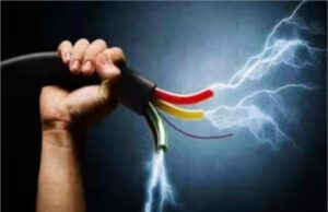 मैदान के दूसरी तरफ बॉल लेने गई खिलाड़ी, दीवार फांदते ही हुआ गंभीर हादसा