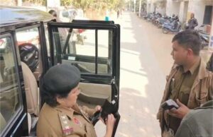 बिना नंबर प्लेट दौड़ रही स्कॉर्पियो पर ट्रैफिक पुलिस का शिकंजा, चालान काटकर की जब्ती