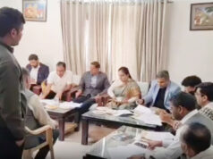 ‘पेंडिंग होम वर्क’ पर नेता जी ने लगाई अधिकारियों की क्लास, बोले- “लापरवाही बर्दाश्त नहीं की जाएगी, ठेकेदार होंगे ब्लैकलिस्ट”