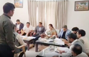 ‘पेंडिंग होम वर्क’ पर नेता जी ने लगाई अधिकारियों की क्लास, बोले- “लापरवाही बर्दाश्त नहीं की जाएगी, ठेकेदार होंगे ब्लैकलिस्ट”