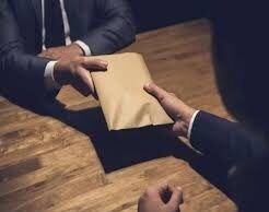 रिश्वत लेते हुए सब-इंस्पेक्टर, होमगार्ड और बिचौलिया गिरफ्तार